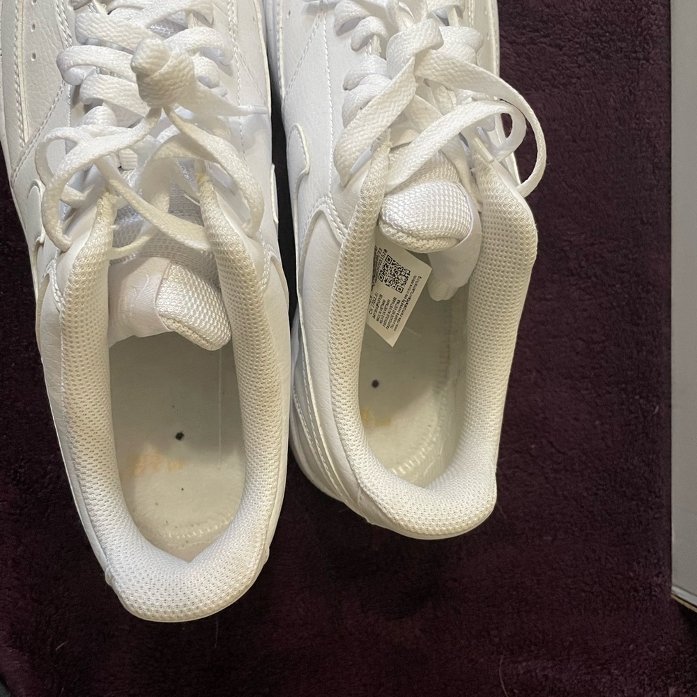 White nike shoes